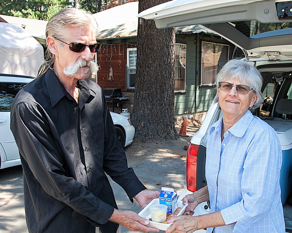 featured image - volunteer delivers a meal to a participant